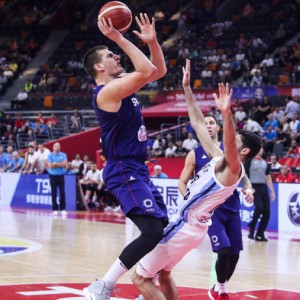  欧冠淘汰赛激情碰撞，顶级球星闪耀赛场