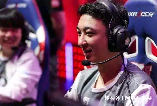  电竞明星选手超神发挥引爆全场欢呼  