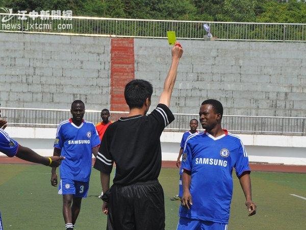  篮球裁判严格执法，公平竞赛保障进行