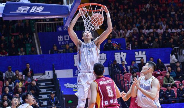  外援双塔统治内线，客队篮板优势显威力