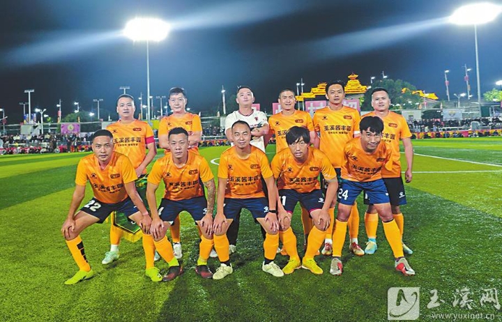  草根足球达人走红，平民英雄感动全网  