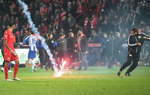  卡利亚里读秒绝杀，主场球迷沸腾庆祝  