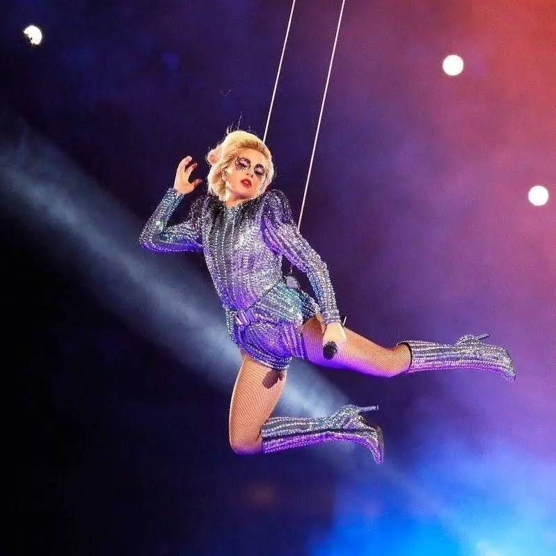  电竞女将巾帼不让须眉勇夺冠军